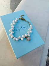 Load image into Gallery viewer, Bracelet - freshwater pearls with lucky clover //   Apyrankė-gėlavandeniai perlai su dobiliuku
