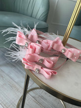 Load image into Gallery viewer, Pink girl headband with feathers // Lankelis, rožinis, mergaitiškas su plunksnomis
