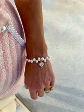 Load image into Gallery viewer, Bracelet - freshwater pearls with lucky clover //   Apyrankė-gėlavandeniai perlai su dobiliuku
