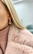 Load image into Gallery viewer, Ring earrings, rose quartz stone // Auskarai rinkės, rožinio kvarco akmenys
