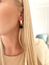 Load image into Gallery viewer, Decorative ring earrings with onyx stones //  Auskarai puošnios rinkės su onikso akmenimis
