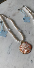 Load image into Gallery viewer, Pearl Necklace with Shell / Vėrinys perlai su kriaukle
