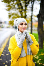 Load image into Gallery viewer, Cashmere and wool hat, scarf and wool gloves set in grey // Pilkos spalvos kašmyro ir vilnos kepurė, šalikas ir vilnonės pirštinės
