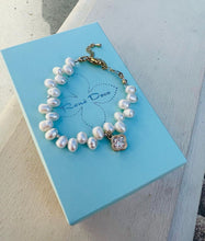 Load image into Gallery viewer, Bracelet - freshwater pearls with lucky clover //   Apyrankė-gėlavandeniai perlai su dobiliuku
