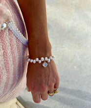 Load image into Gallery viewer, Bracelet - freshwater pearls with lucky clover //   Apyrankė-gėlavandeniai perlai su dobiliuku
