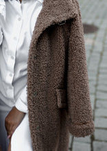 Load image into Gallery viewer, Teddy coat in camel colour size L
