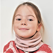 Load image into Gallery viewer, Kids snood scarf for spring, fall - Ash rose // Vaikiškas šalikas pavasariui, rudeniui - Uosinė rožė
