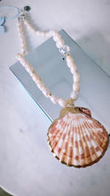 Load image into Gallery viewer, Pearl Necklace with Shell / Vėrinys perlai su kriaukle
